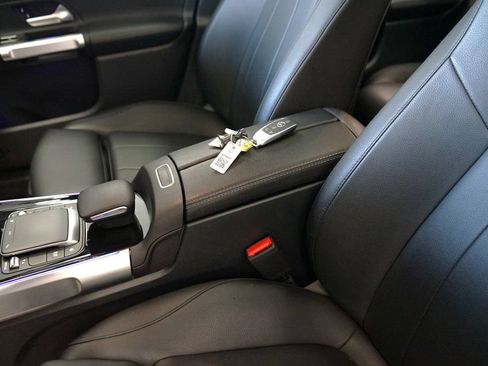 Used 2023 Mercedes-Benz GLB 250 4MATIC w/ Premium Package image 28