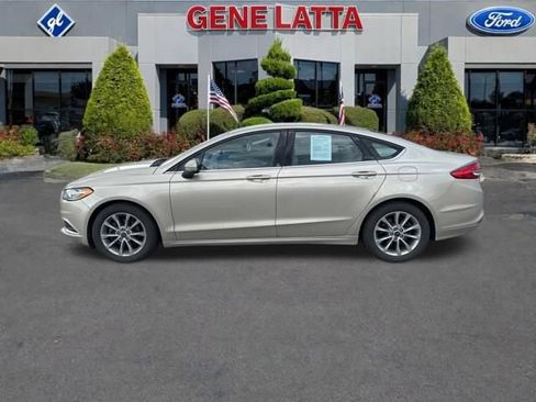 Used 2017 Ford Fusion SE w/ Fusion SE Technology Package FWD image 3