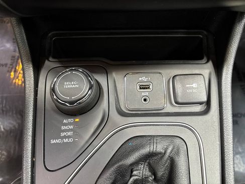 Used 2022 Jeep Cherokee Latitude Lux w/ Sun & Sound Group AWD/4WD image 26
