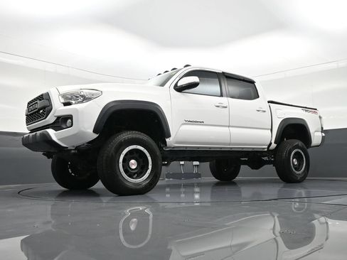 Used 2020 Toyota Tacoma TRD Off-Road AWD/4WD image 24