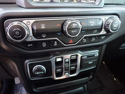 Used 2020 Jeep Wrangler Unlimited Sahara image 17