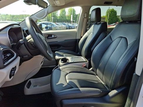 Certified 2024 Chrysler Pacifica Touring-L FWD image 18