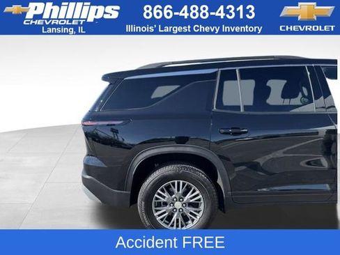 Used 2025 Chevrolet Traverse LT image 4