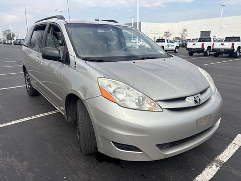 Used 2009 Toyota Sienna LE image 2