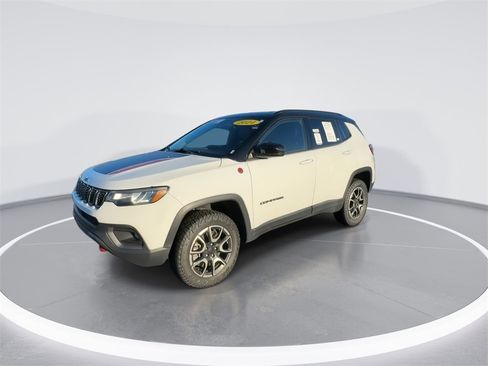 Used 2024 Jeep Compass Trailhawk image 4