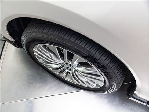 Used 2022 Toyota Venza XLE AWD/4WD image 13
