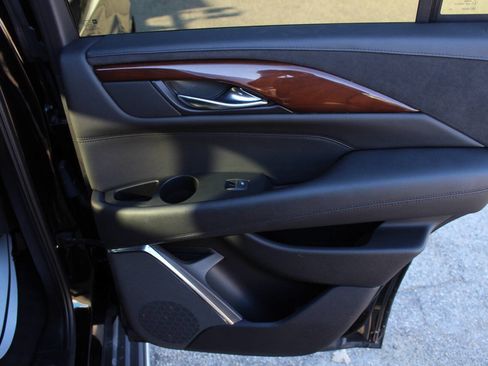 Used 2017 Cadillac Escalade Luxury AWD/4WD image 23