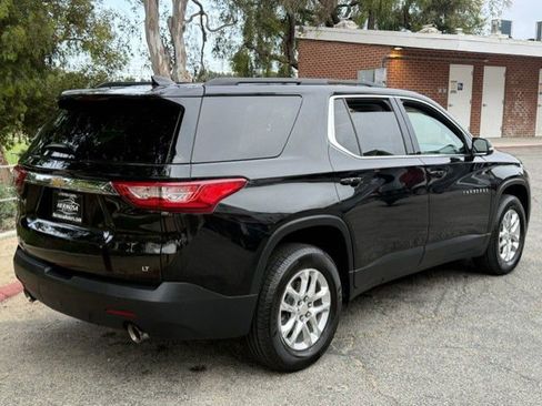 Used 2021 Chevrolet Traverse LT FWD image 2