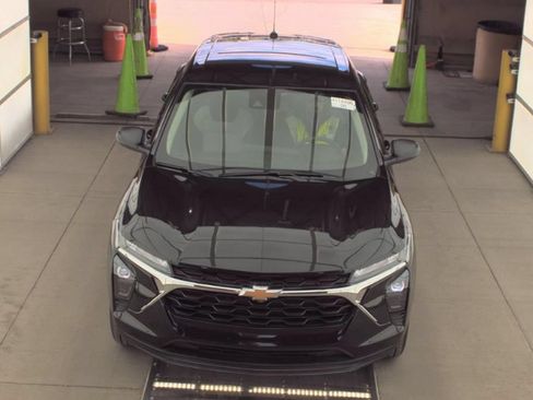 Used 2025 Chevrolet Trax LS FWD image 2