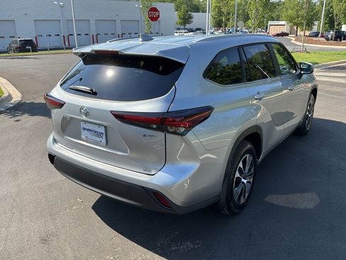 Used 2025 Toyota Highlander XLE AWD/4WD image 10