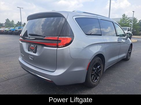 Used 2021 Chrysler Pacifica Touring-L FWD image 4