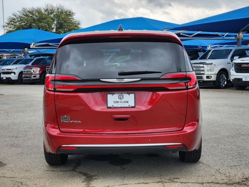 Used 2025 Chrysler Pacifica Select image 32