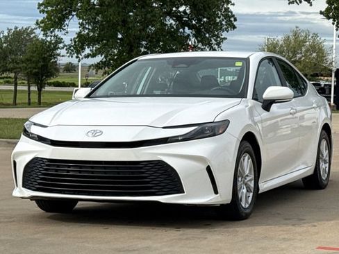 Used 2025 Toyota Camry LE AWD/4WD image 3