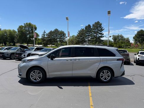 Used 2022 Toyota Sienna XSE w/ XSE Plus Package AWD/4WD image 14