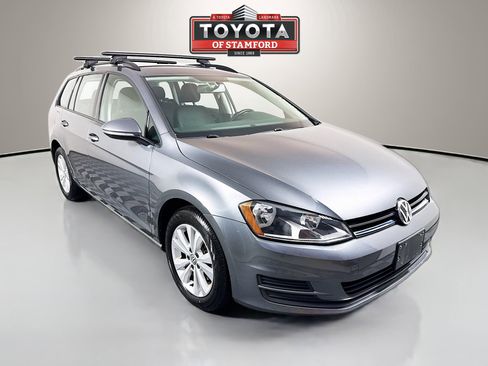 Used 2017 Volkswagen Golf S image 1