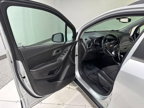Used 2019 Chevrolet Trax LT w/ LT Convenience Package FWD image 8
