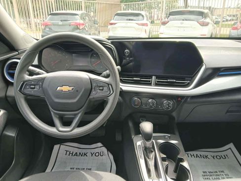Used 2025 Chevrolet Trax LS w/ LS Convenience Package FWD image 12