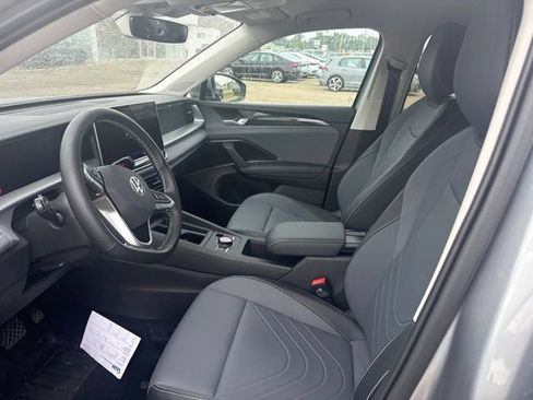 Used 2025 Volkswagen Tiguan SE AWD/4WD image 10