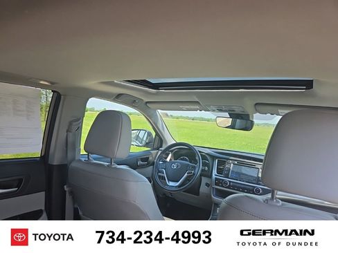 Used 2017 Toyota Highlander XLE w/ Carpet Mat Package AWD/4WD image 18