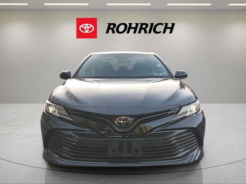 Used 2018 Toyota Camry LE image 2