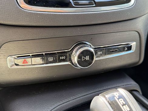 Used 2020 Volvo XC90 T6 Momentum w/ Protection Package Premier image 19