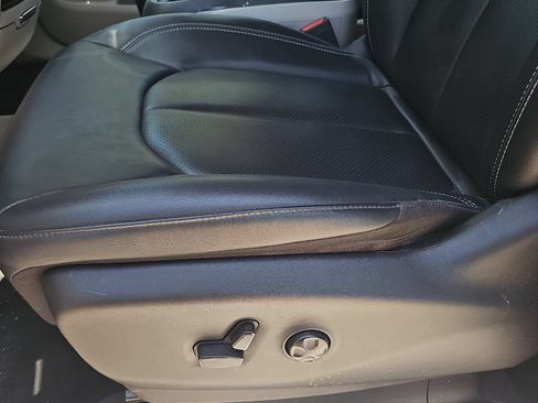 Used 2024 Chrysler Pacifica Touring-L FWD image 27