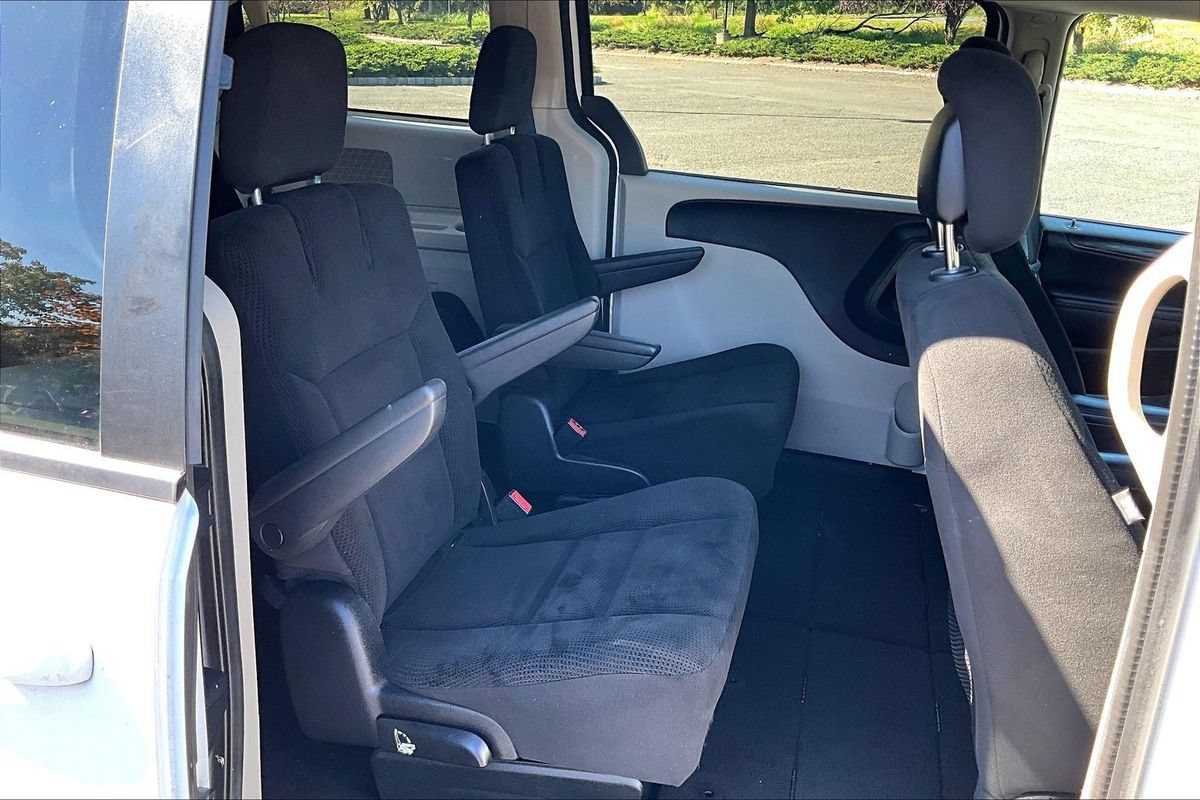 Used 2016 Dodge Grand Caravan SE w/ Quick Order Package 29E SE FWD image 12