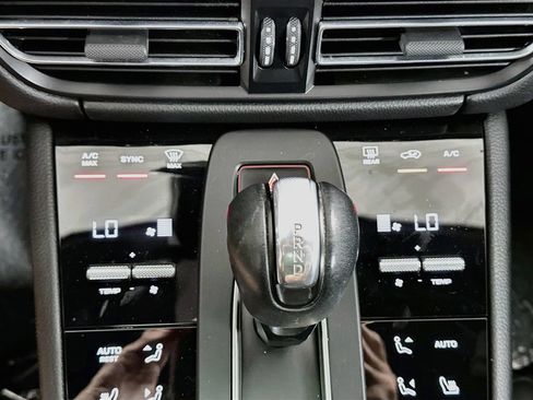 Used 2022 Porsche Macan AWD/4WD image 17