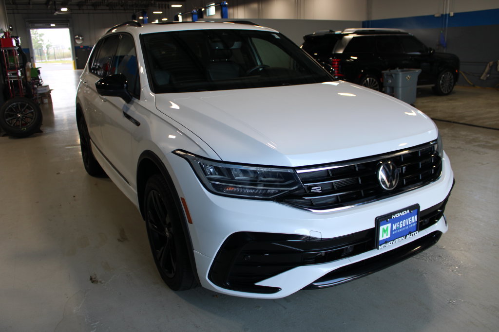 Used 2024 Volkswagen Tiguan SE R-Line AWD/4WD image 3
