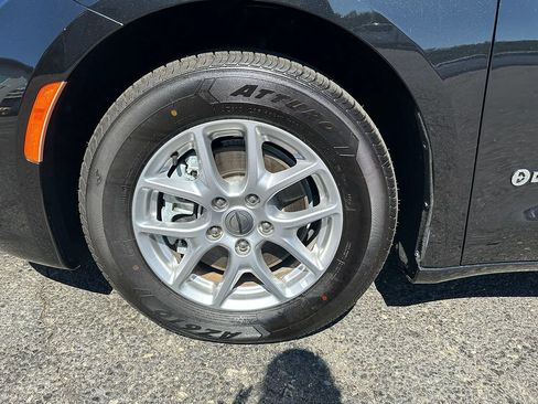 Used 2023 Chrysler Pacifica Touring-L FWD image 43