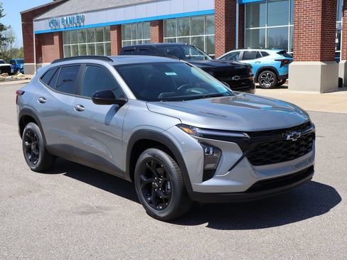 New 2026 Chevrolet Trax LT w/ Sunroof Package FWD image 2