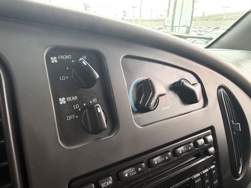 Used 2006 Ford E-450 and Econoline 450 RWD image 26