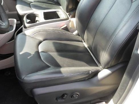Used 2024 Chrysler Pacifica Touring-L FWD image 19