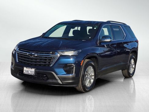 Used 2023 Chevrolet Traverse LT image 3