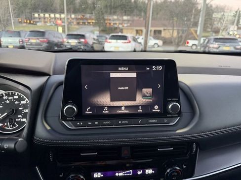 Used 2021 Nissan Rogue SV w/ Premium Package image 16