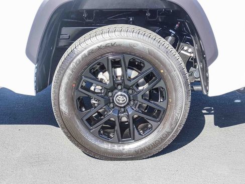 Used 2024 Toyota Tundra Limited AWD/4WD image 9