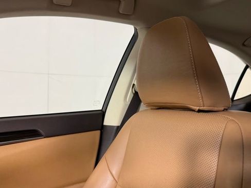 Used 2018 Lexus ES 350 w/ Luxury Package w/Wood Trim image 19