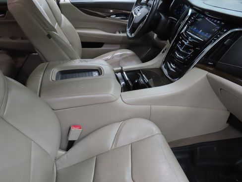 Used 2018 Cadillac Escalade 2WD image 24