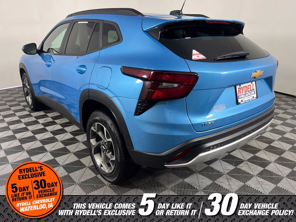 Used 2025 Chevrolet Trax LT w/ Sunroof Package FWD image 9