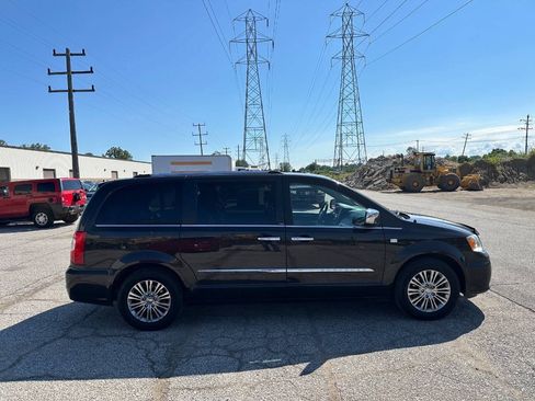 Used 2014 Chrysler Town & Country Touring-L FWD image 6