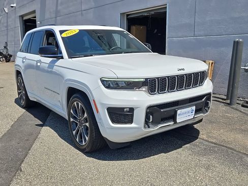 Used 2023 Jeep Grand Cherokee Overland AWD/4WD image 2