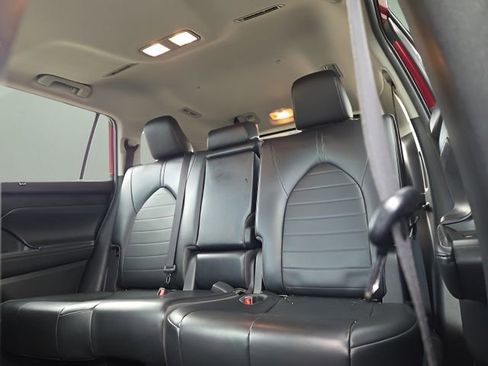Used 2022 Toyota Highlander XLE image 13