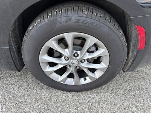 Used 2026 Chrysler Pacifica Limited FWD image 9