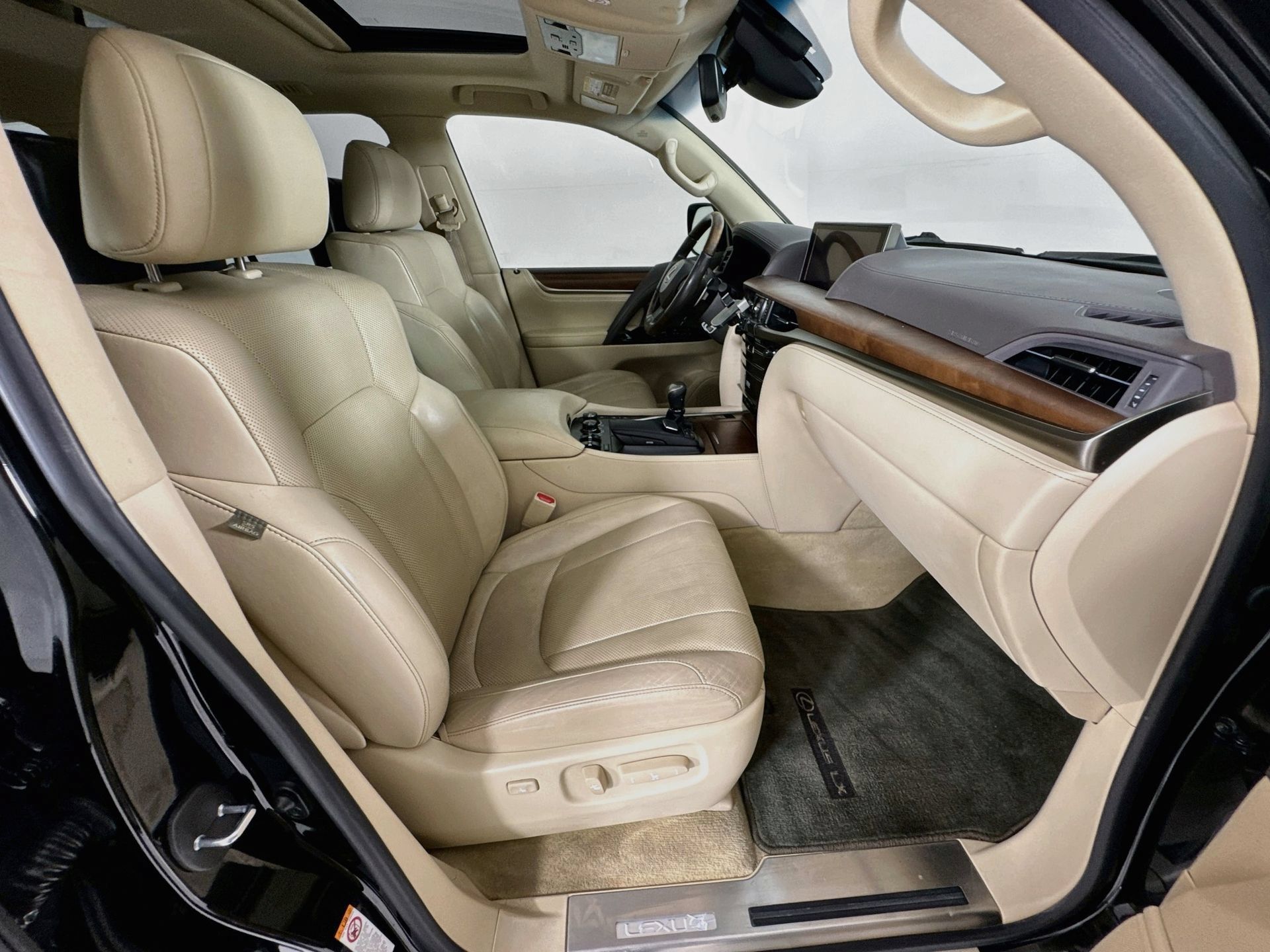 Used 2016 Lexus LX 570 4WD w/ Luxury Package image 31