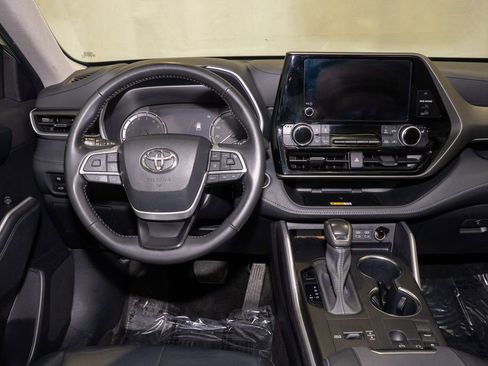 Used 2024 Toyota Highlander XLE image 2