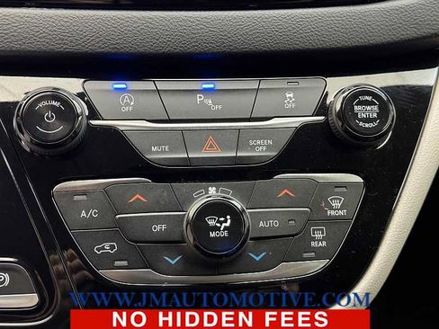 Used 2020 Chrysler Pacifica Touring-L FWD image 26