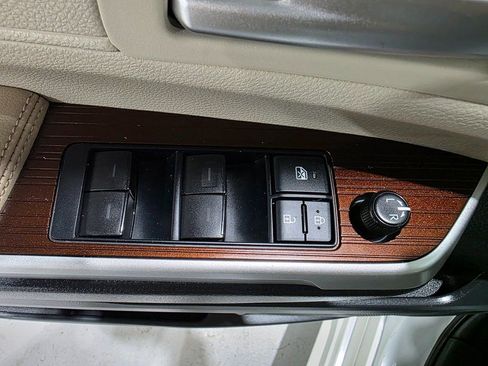 Used 2021 Toyota Sienna Limited image 18