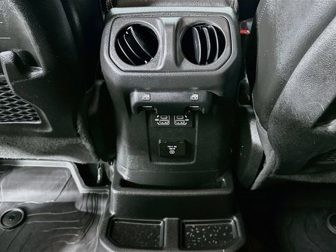 Used 2022 Jeep Wrangler Unlimited Rubicon w/ LED Lighting Group AWD/4WD image 21