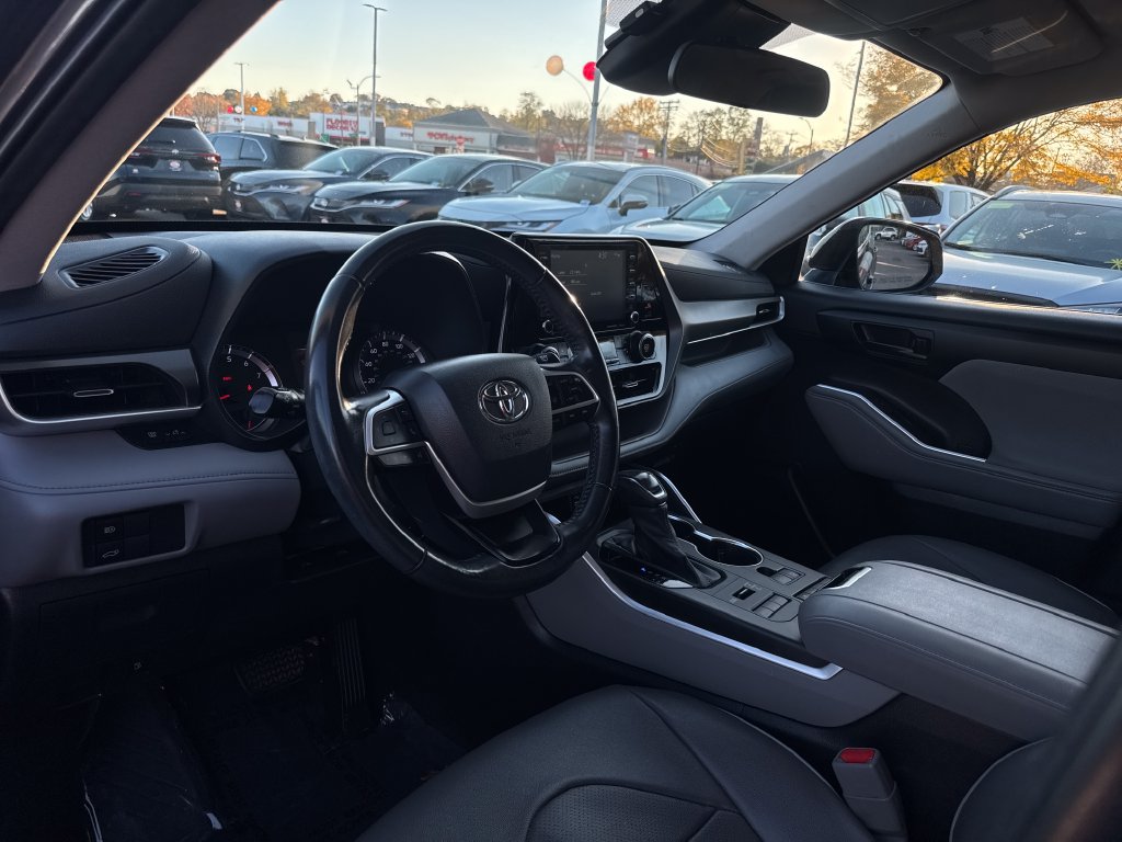 Used 2022 Toyota Highlander LE AWD/4WD image 15