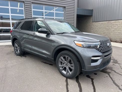 Used 2023 Ford Explorer XLT w/ Equipment Group 202A image 3